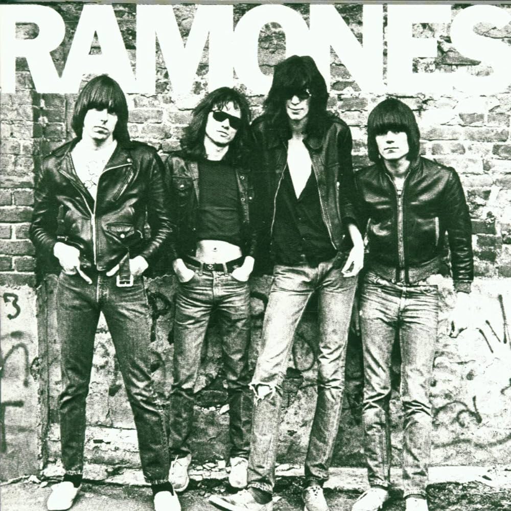 El impacto revolucionario del álbum debut de The Ramones: ¿Un retorno a la esencia del rock o una declaración de guerra&nbsp;cultural?