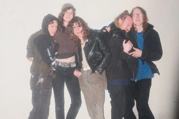 Pigeon Pit Anuncia el Lanzamiento de su Nuevo Álbum «Crazy&nbsp;Arms»