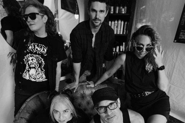 WAR ON WOMEN FIRMA CON SMARTPUNK RECORDS Y ESTRENA EL INCENDIARIO SENCILLO «PRECIOUS&nbsp;PROBLEM»