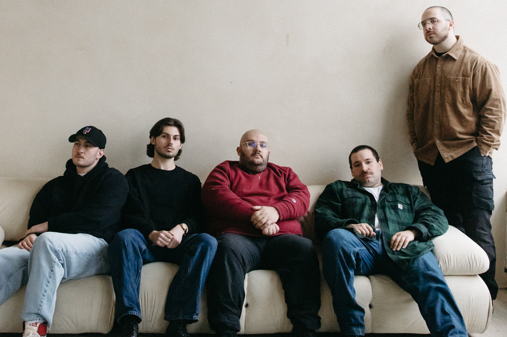 Koyo anuncia su segundo álbum «Barely Here»: un retorno a lo esencial del punk con diez himnos en 28 minutos