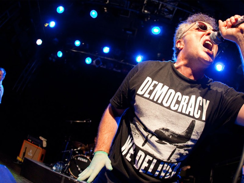 Jello Biafra ofrece un parte de salud tras su regreso a los escenarios: «Aún tengo un largo camino por&nbsp;recorrer»