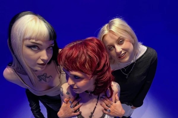 Crawlers anuncian el EP «TURN OFF THE TV» y estrenan el intenso «AFRAID TO&nbsp;DIE»