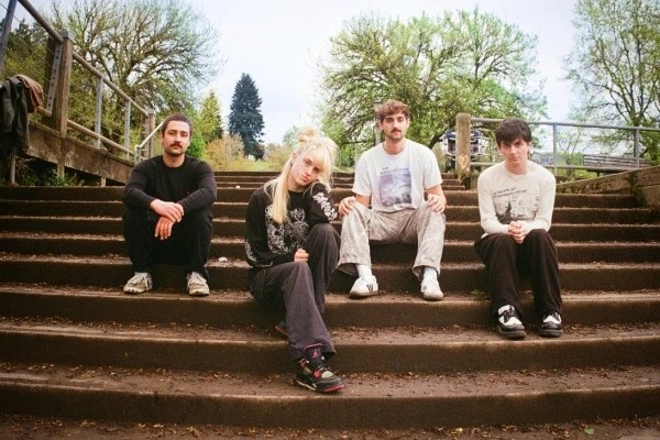 Growing Pains anuncia su álbum debut «Daniel Loves Mandy Forever» y estrena el nostálgico&nbsp;«Drive»