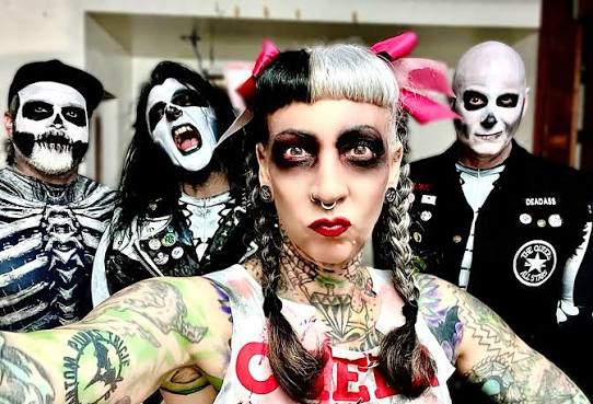 Tricie & The Phantom Punks resucitan a la reina del horror con su versión de&nbsp;«Vampira»