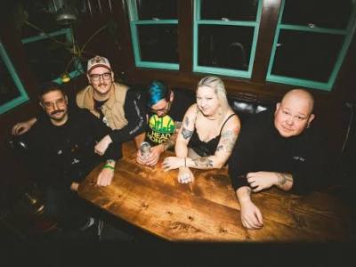 EEP-OOP! lanzan el video de «Pretty», un himno punk de autoafirmación desde&nbsp;Seattle