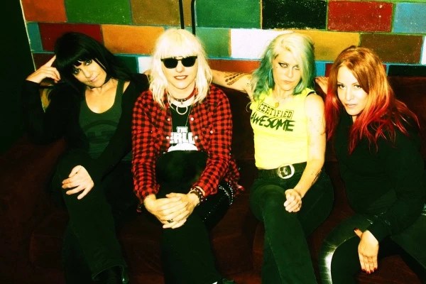 Jennifer Finch, bajista de la legendaria banda de rock alternativo L7, fallece a los 59 años tras una batalla contra el cáncer&nbsp;cerebral