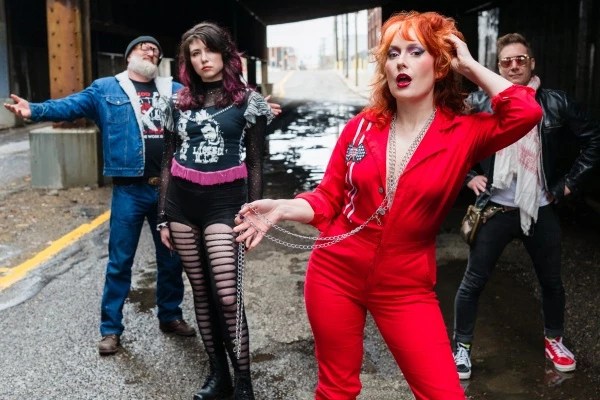 Hayley and the Crushers versionan el clásico «Crash» de The Primitives y anuncian nuevo álbum para 2027