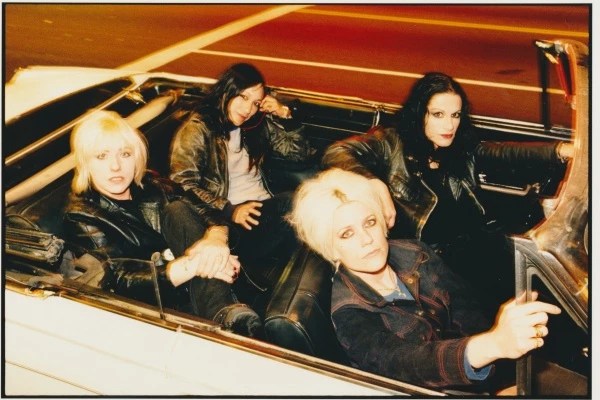 L7 estrena «Loma Linda», canción inédita escrita en 2003 y completada este mes, con el regreso de Janis Tanaka al bajo